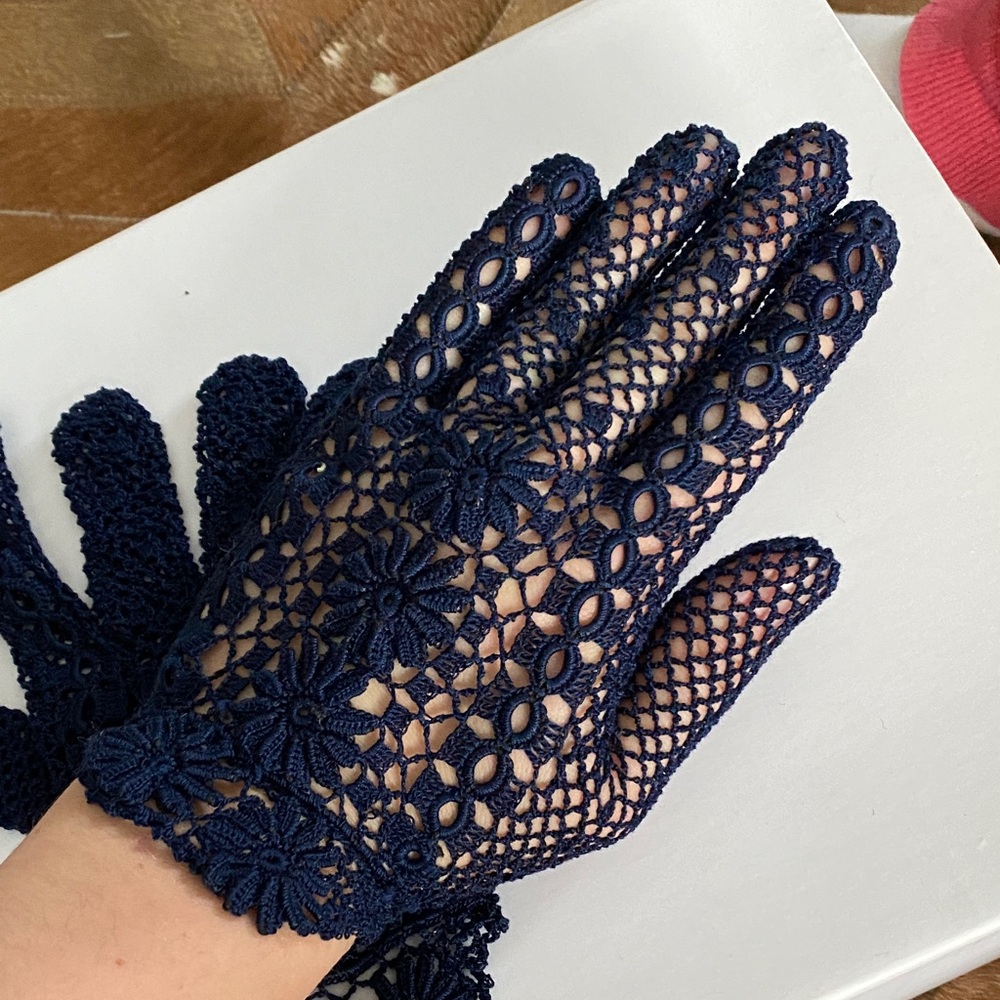 Elegant Navy Lace Gloves